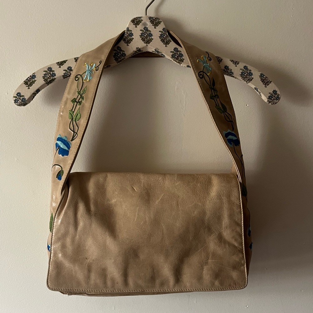 SONDRA ROBERTS Beige Floral Embroidered Leather Purse Bag